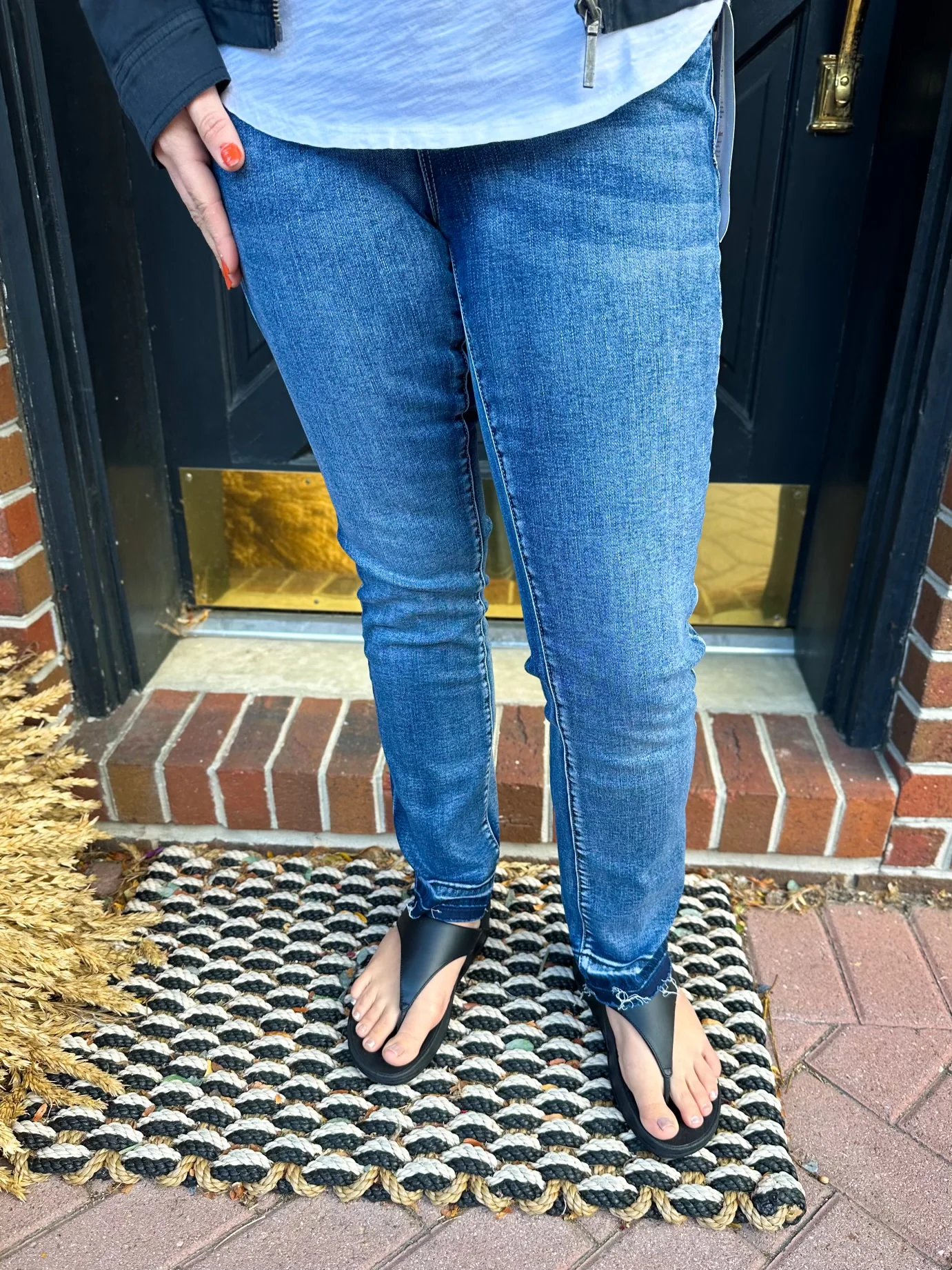 EVERSTRETCH STRAIGHT ANKLE WITH CONTRAST BOTTOM JEAN