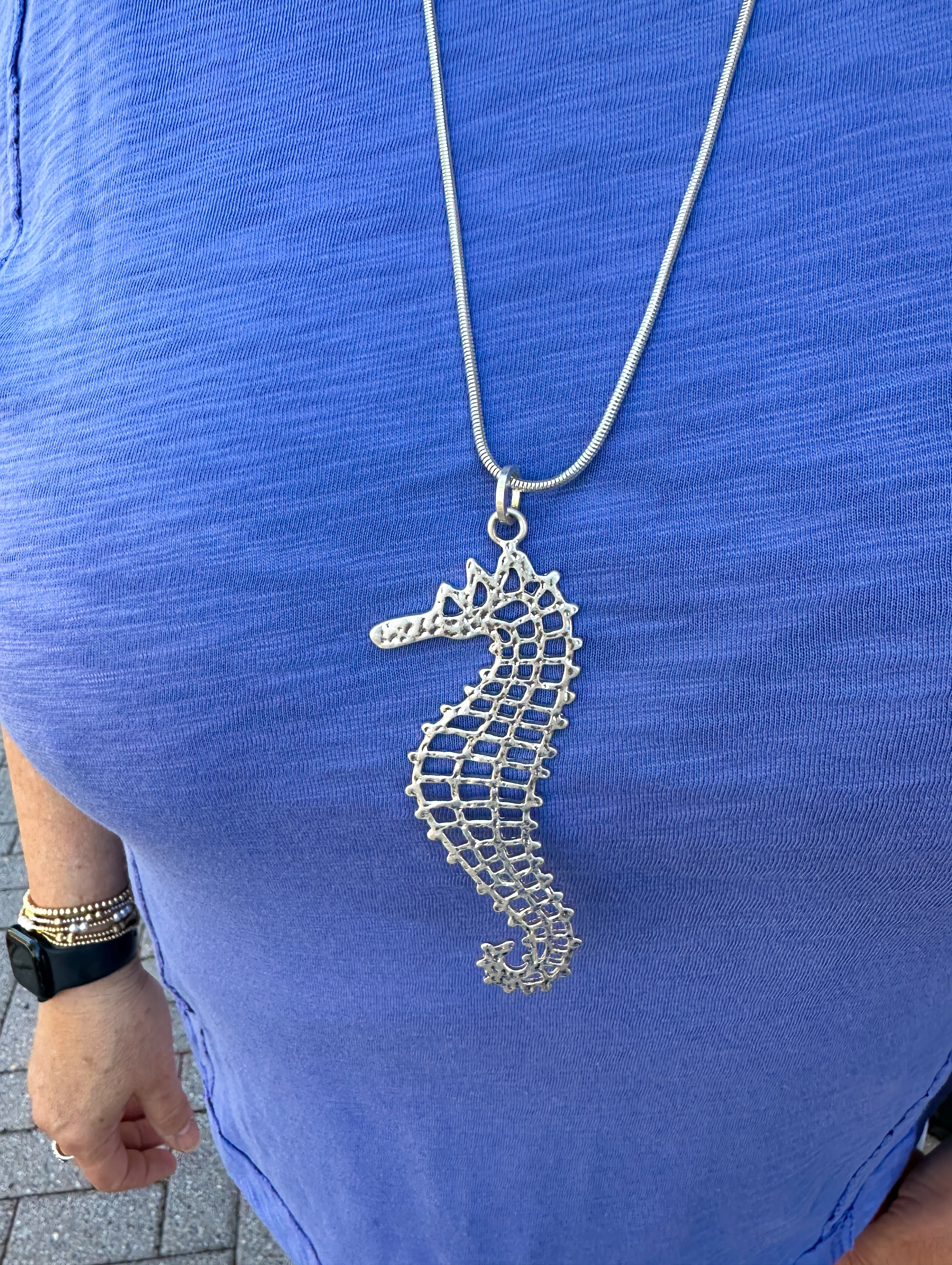 Hammered seahorse necklace - Image 3