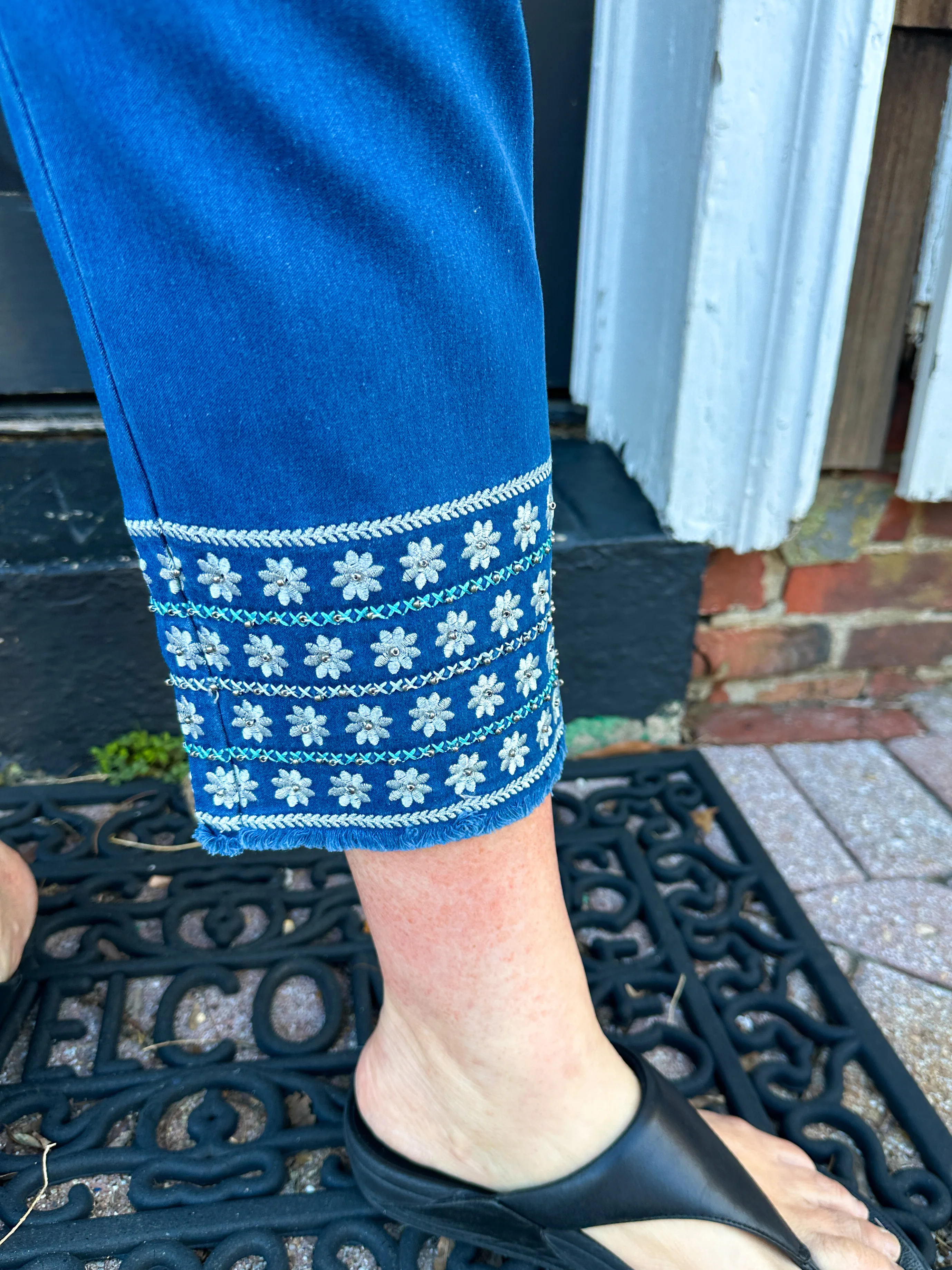 Lulu B Clear Denim Embroidered White Flower Pull on Jean Capri