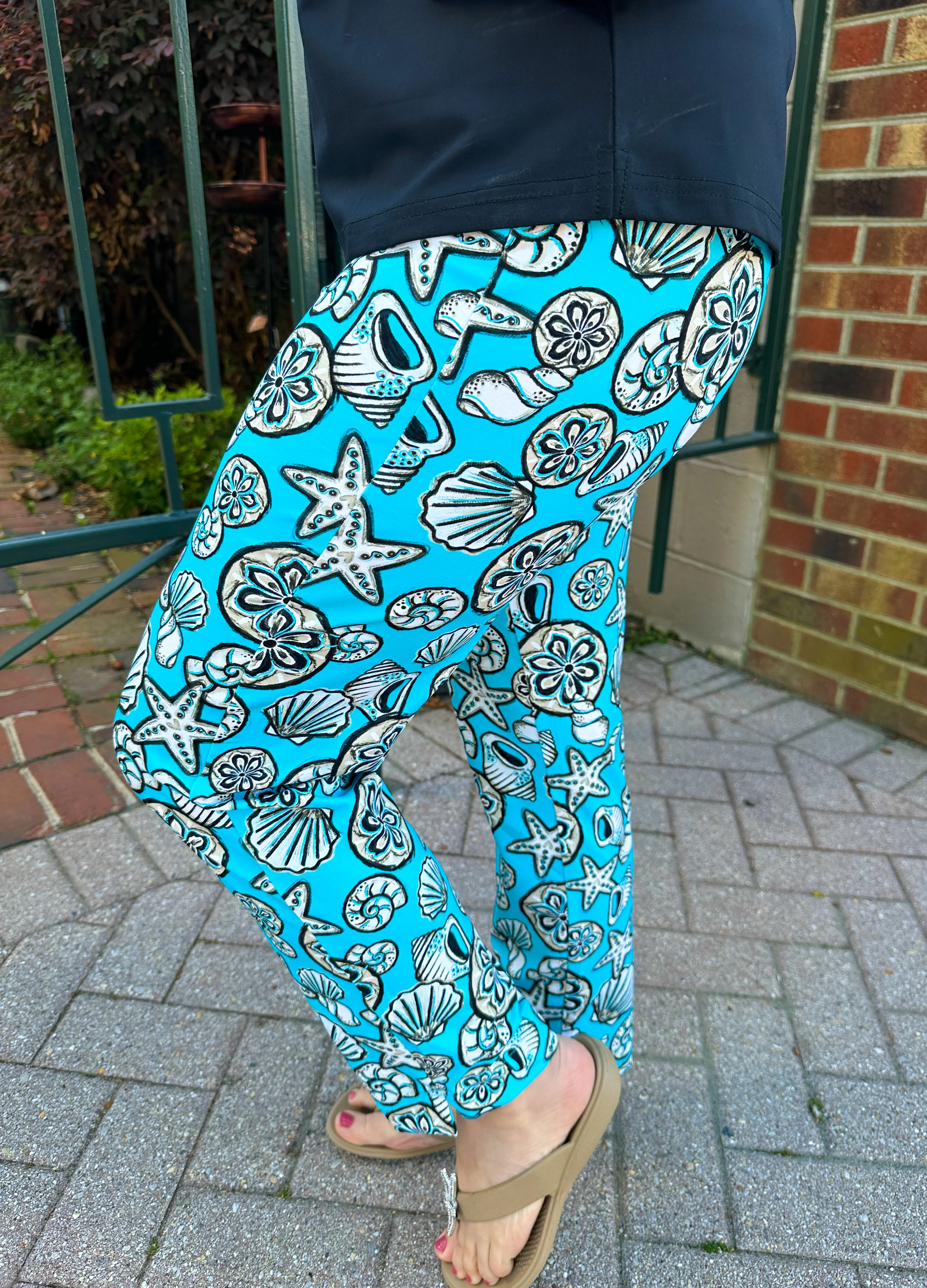 Lulu B Clear Turquoise Shells Secret Pocket Capri Leggings