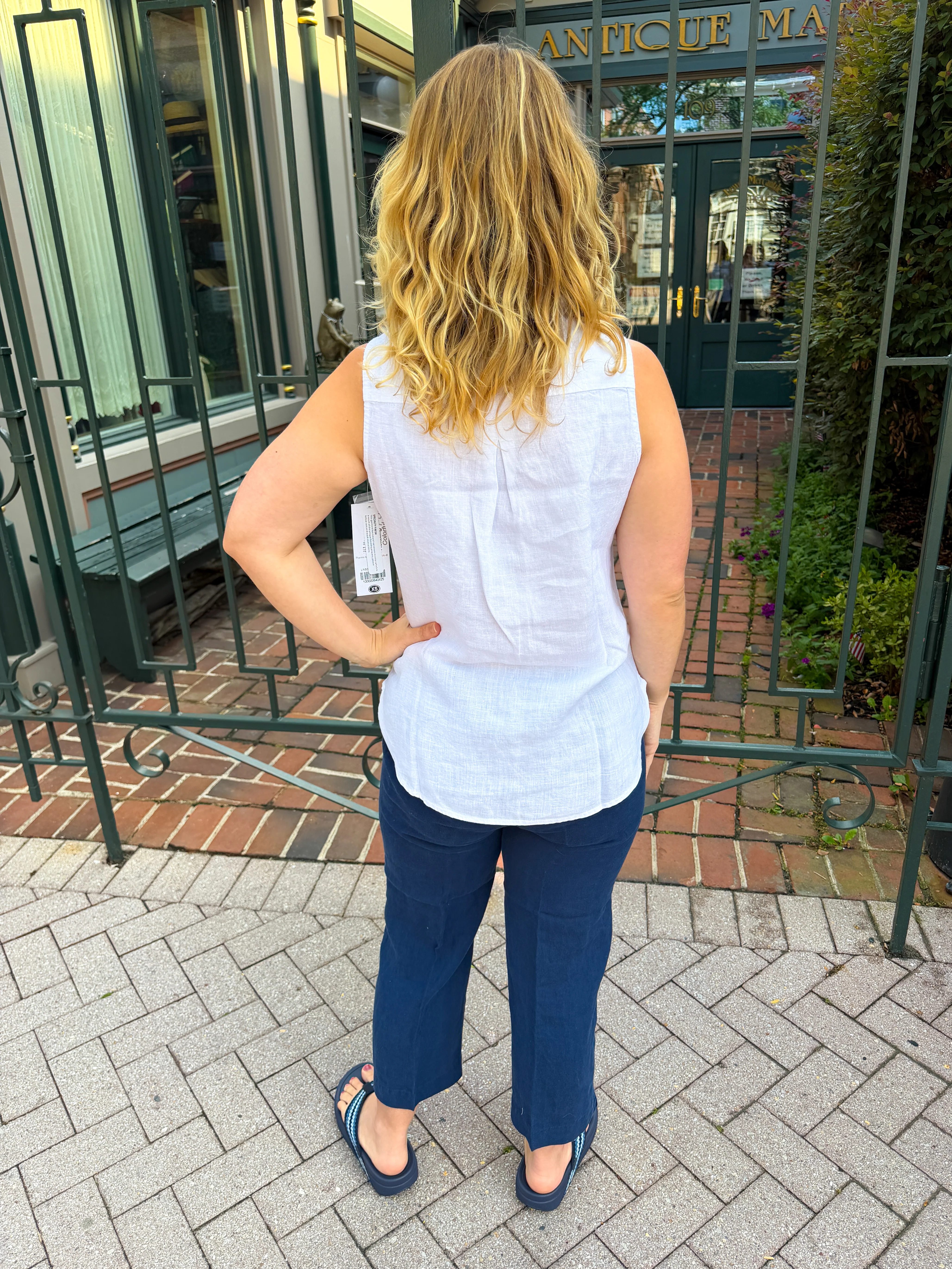 Lulu B Navy Linen Capris with Pockets - Image 4