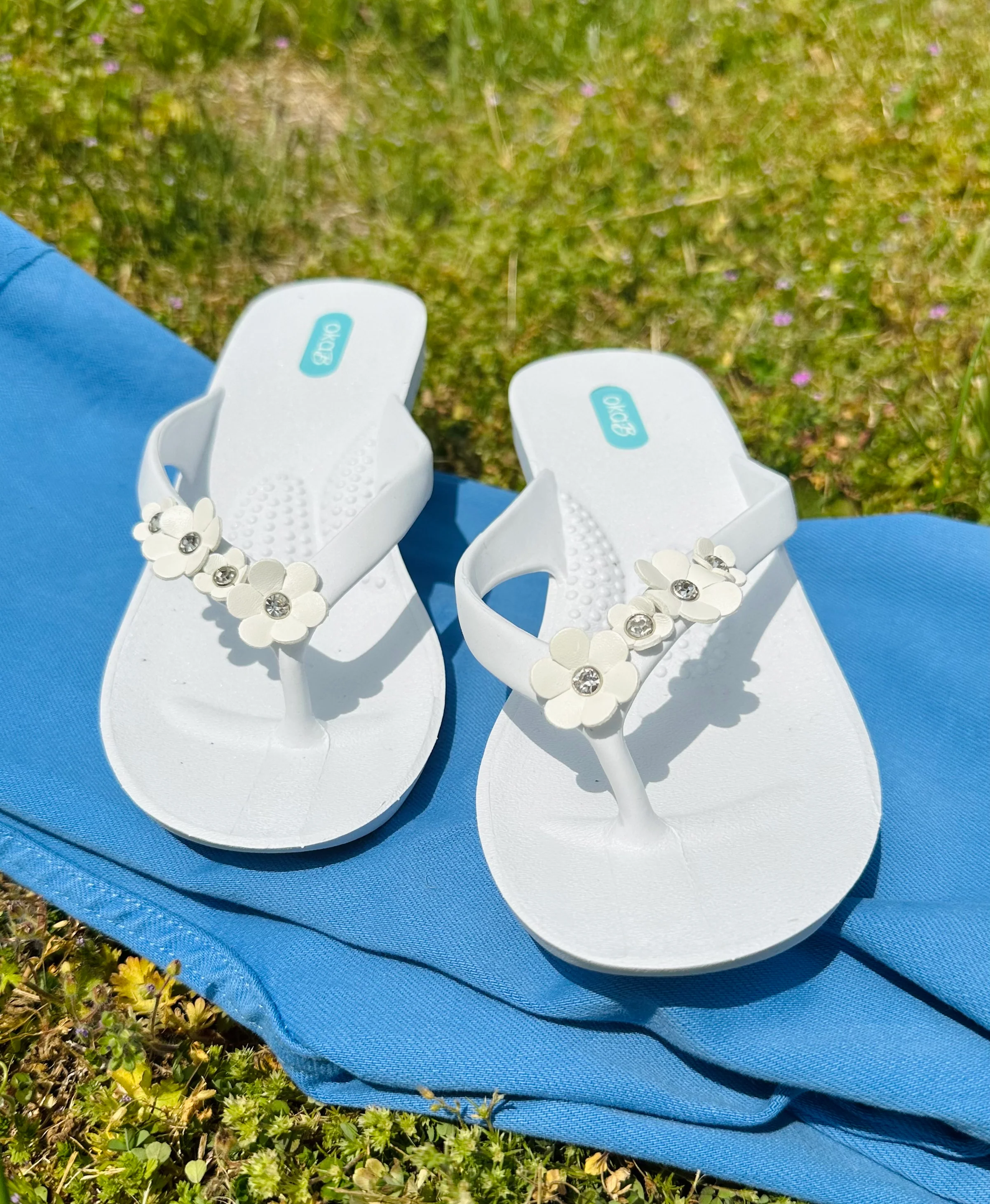 OkaB Loren White Flower Wedge Sandals - Image 3