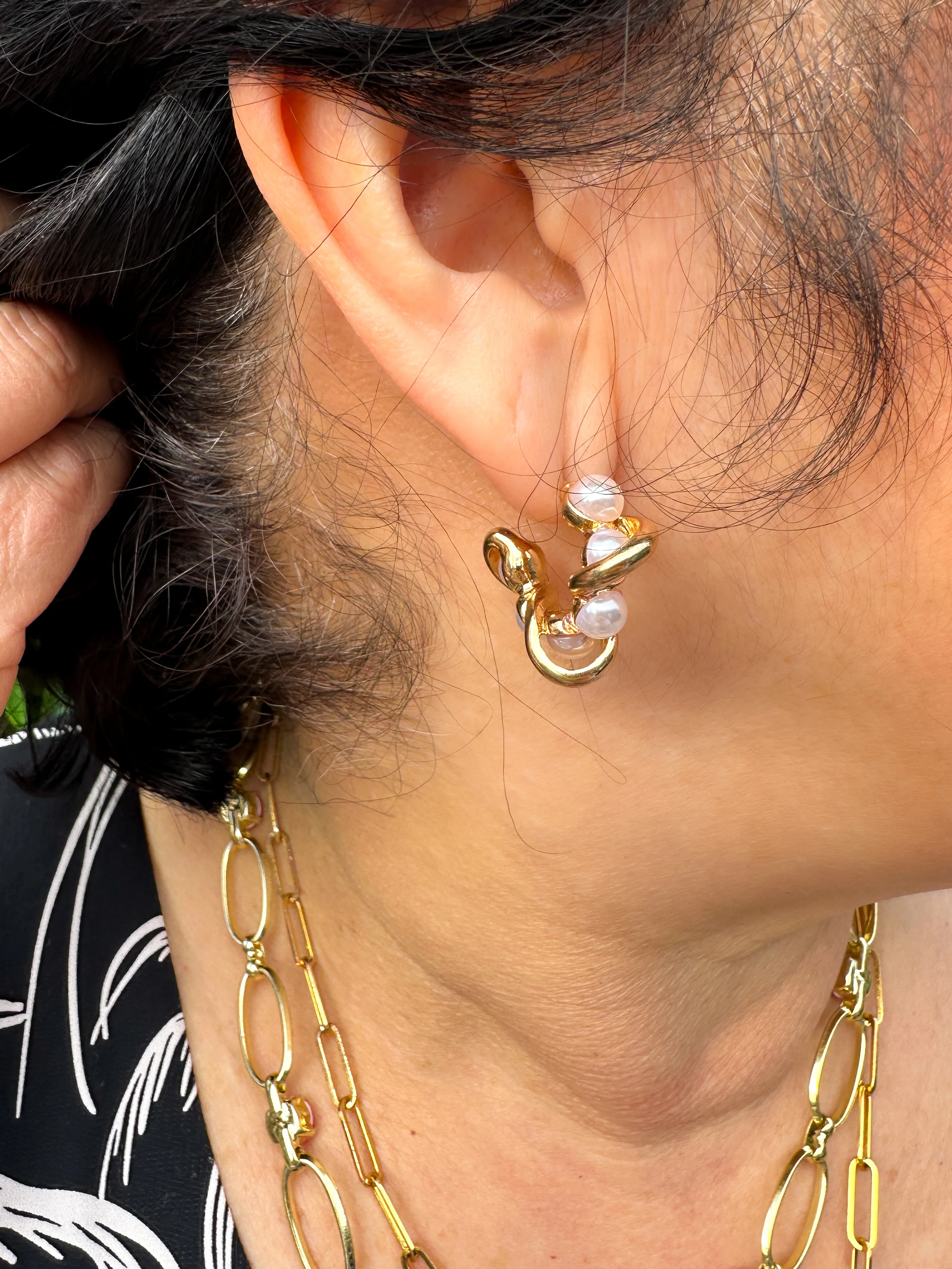 Twist Gold and Pearl Earrings - Image 5