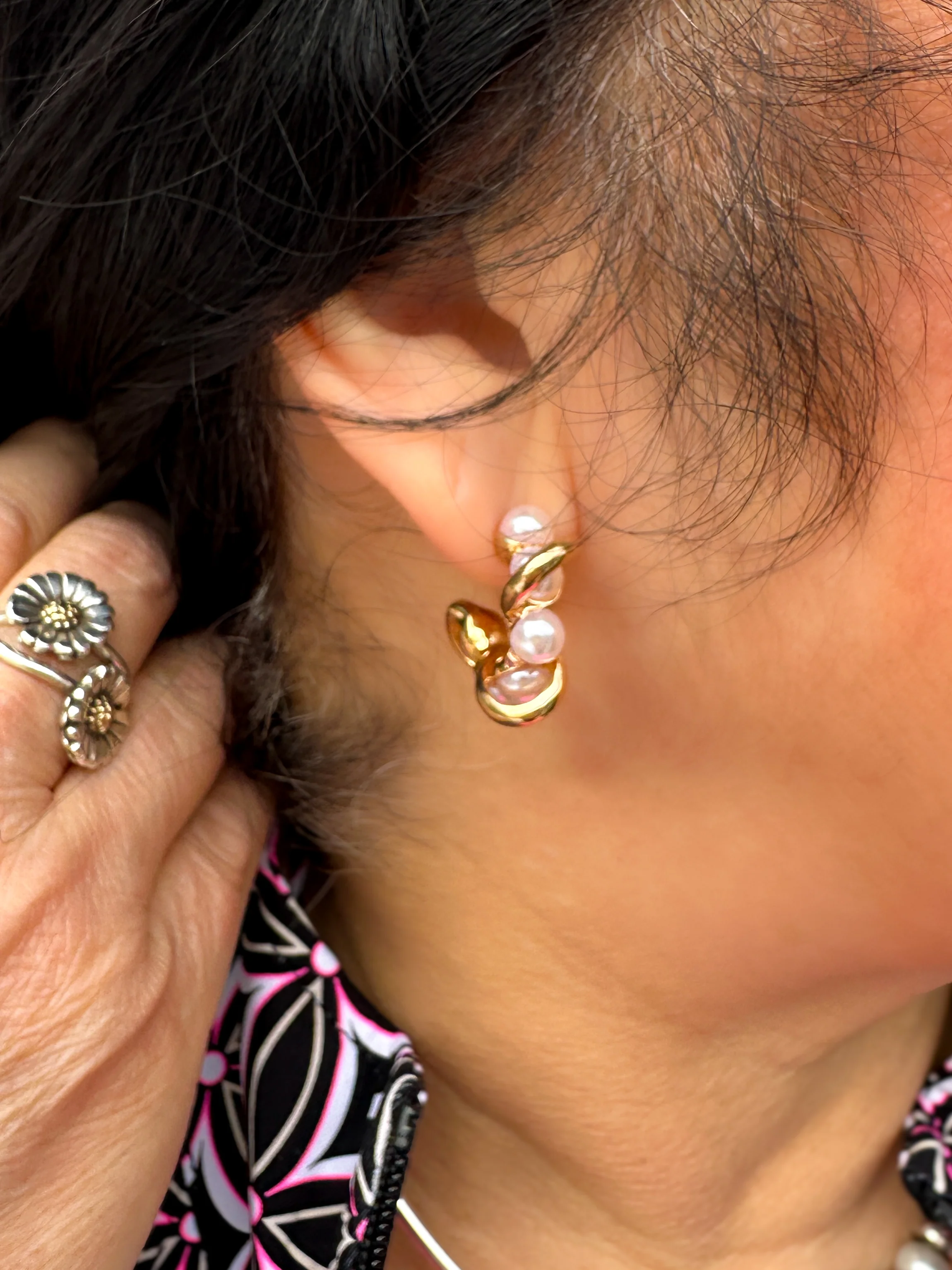 Twist Gold and Pearl Earrings - Image 7